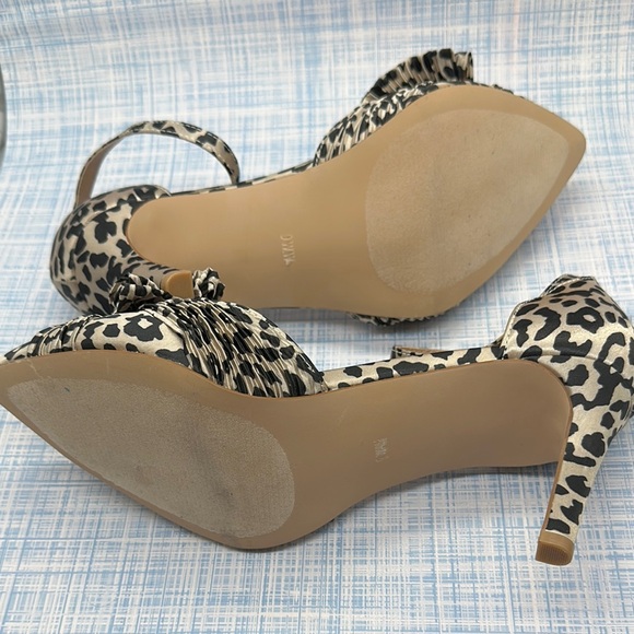 Torrid Women's Leopard Print Heels Bow accent EXTRA WIDE 9WW shoes - Picture 5 of 7